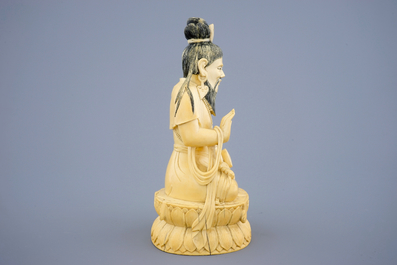 Une figure de Bouddha en ivoire sculpt&eacute;, Chine, 19&egrave;me