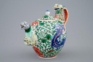 A Chinese wucai teapot with a dragon handle, Republic, early 20th C.