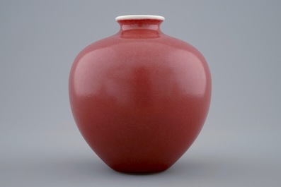 Un vase de forme globulaire en rouge monochrome, marque de Daoguang, 19/20&egrave;me