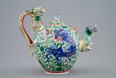 A Chinese wucai teapot with a dragon handle, Republic, early 20th C.