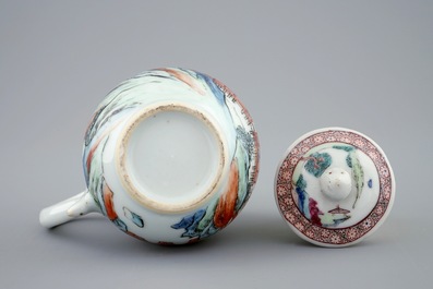 Een Chinees famille rose melkkannetje en een schoteltje, Yongzheng, 1723-1735