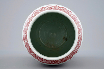 Een Chinese koperrode vaas met een draak en een phoenix, Qianlong zegelmerk en periode