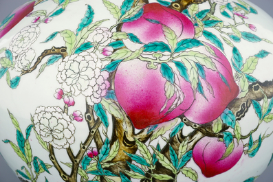 Un vase tianqiuping aux &quot;Neufs p&ecirc;ches&quot; en porcelaine de Chine famille rose, marque de Guanggxu, 19/20&egrave;me