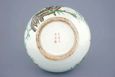 Een fijne Chinese famille rose tianqiuping &quot;Negen perziken&quot; vaas, Guangxu merk, 19/20e eeuw