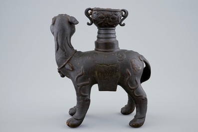 A Chinese bronze candle stick in the shape of a foo dog, 17/18th C.