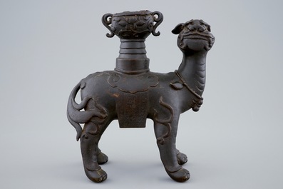 A Chinese bronze candle stick in the shape of a foo dog, 17/18th C.