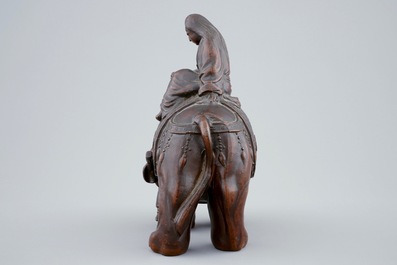 Een bronzen groep van Guanyin op een olifant, China, Qing