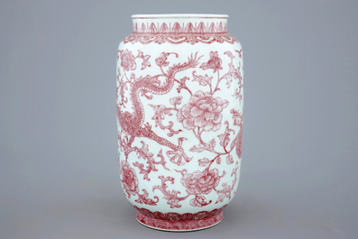 Un vase en porcelaine de Chine au dragon et ph&eacute;nix en rouge de cuivre, marque et p&eacute;riode de Qianlong