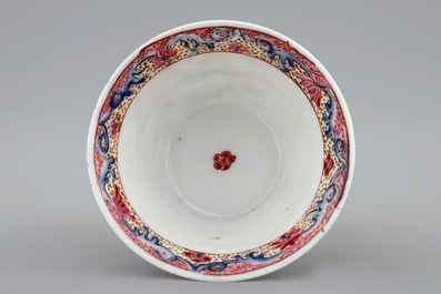 A Chinese famille rose cup and saucer with winged putti, Yongzheng/Qianlong, 18th C.