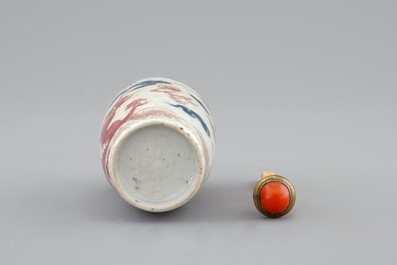 Une tabati&egrave;re en porcelaine de Chine bleu, blanc et rouge, 18/19&egrave;me