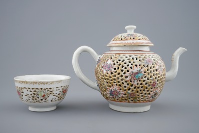 Een dubbelwandige Chinese famille rose theepot en kom met ajour decor, Qianlong, 18e eeuw