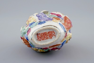 Une tabati&egrave;re en porcelaine de Chine famille rose aux 18 Luohan, marque et poss. &eacute;poque de Xianfeng