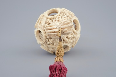 Une boule de Canton &agrave; suspendre en ivoire, Chine, 19&egrave;me