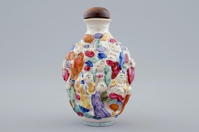 Une tabati&egrave;re en porcelaine de Chine famille rose aux 18 Luohan, marque et poss. &eacute;poque de Xianfeng