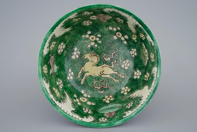 Un bol en biscuit famille verte aux chevaux, Kangxi