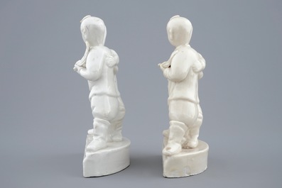 Une paire de groupes des fr&egrave;res Hoho en porcelaine blanc de Chine, Kangxi