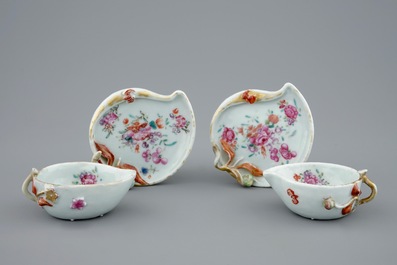 Een paar Chinese famille rose bladvormige koppen en schotels, Qianlong, 18e eeuw