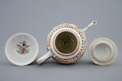 Een dubbelwandige Chinese famille rose theepot en kom met ajour decor, Qianlong, 18e eeuw