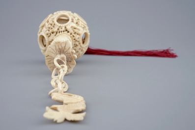 Een hangende ivoren puzzelbal, Canton, China, 19e eeuw