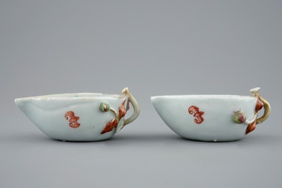 Une paire de tasses et soucoupes en forme de feuille en porcelaine de Chine famille rose, Qianlong, 18&egrave;me