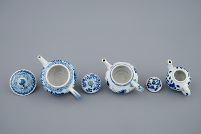 Drie Chinese blauw-witte miniatuur theepotjes met deksels, Kangxi