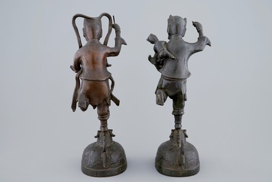 Een paar Chinese bronzen mythologische figuren, Ming Dynastie