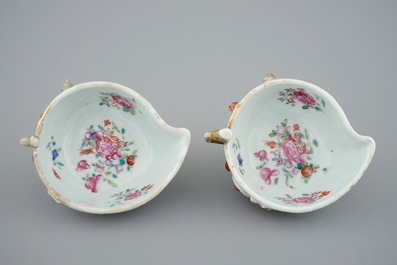 Une paire de tasses et soucoupes en forme de feuille en porcelaine de Chine famille rose, Qianlong, 18&egrave;me