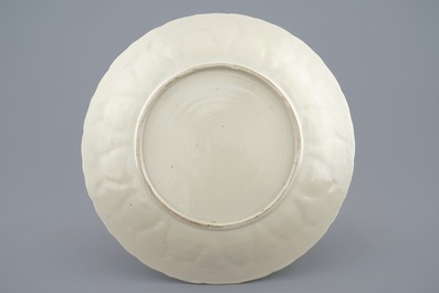 Une assiette en porcelaine de Chine famille rose sur fond beige au &ldquo;voleur de coq&rdquo;, Yongzheng, 1723-1735