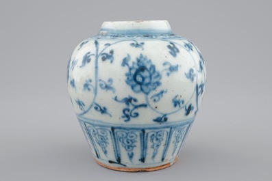 Un vase en porcelaine de Chine bleu et blanc &agrave; d&eacute;cor floral, Dynastie Ming