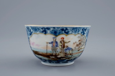 Een Chinese export porseleinen kop en schotel met een visverkoper, Qianlong, 18e eeuw