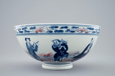 Een Chinese kom met personages in blauw, wit en onderglazuur rood, 19/20e eeuw