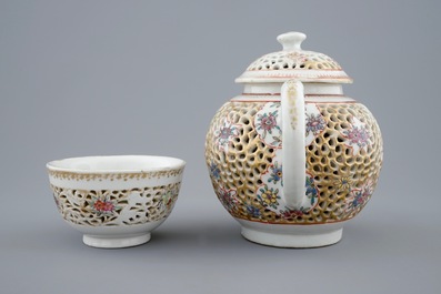 Een dubbelwandige Chinese famille rose theepot en kom met ajour decor, Qianlong, 18e eeuw