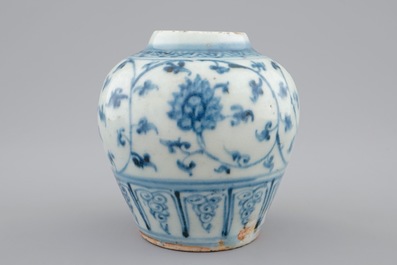 Un vase en porcelaine de Chine bleu et blanc &agrave; d&eacute;cor floral, Dynastie Ming