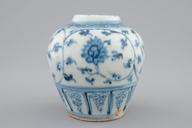 Een Chinees blauw-wit bolvaasje met floraal decor, Ming Dynastie