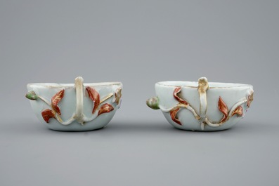 Een paar Chinese famille rose bladvormige koppen en schotels, Qianlong, 18e eeuw