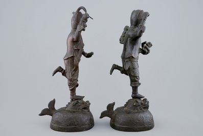 Een paar Chinese bronzen mythologische figuren, Ming Dynastie