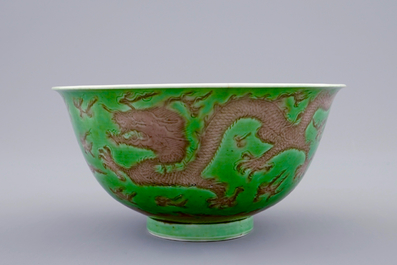 Un bol aux dragons en porcelaine de Chine vert et aubergine, marque et &eacute;poque de Kangxi