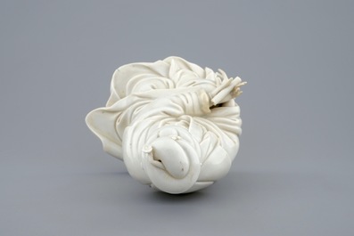 Een Chinese blanc de Chine Guanyin met reli&euml;fmerk, 18e eeuw