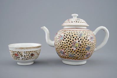 Een dubbelwandige Chinese famille rose theepot en kom met ajour decor, Qianlong, 18e eeuw