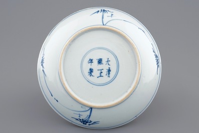 Een Chinees blauw-wit schoteltje met prunustak, Yongzheng merk en periode