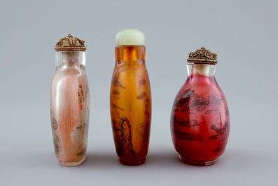 A set of 6 various Chinese glass and porcelain snuff bottles, 19/20th C.