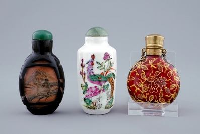 Un lot de 6 tabati&egrave;res en verre peint et en porcelaine, Chine, 19/20&egrave;me