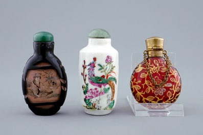 A set of 6 various Chinese glass and porcelain snuff bottles, 19/20th C.