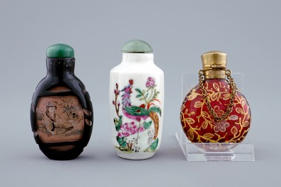 Un lot de 6 tabati&egrave;res en verre peint et en porcelaine, Chine, 19/20&egrave;me