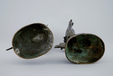 Une paire de sujets mythologiques en bronze, Chine, Dynastie Ming