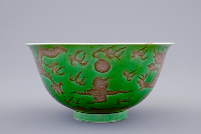 Un bol aux dragons en porcelaine de Chine vert et aubergine, marque et &eacute;poque de Kangxi