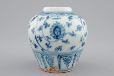 Un vase en porcelaine de Chine bleu et blanc &agrave; d&eacute;cor floral, Dynastie Ming