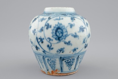 Een Chinees blauw-wit bolvaasje met floraal decor, Ming Dynastie