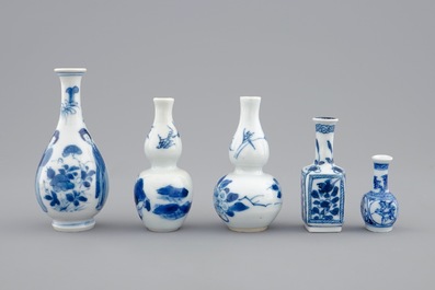 Un lot de 5 vases miniatures en porcelaine de Chine bleu et blanc, Kangxi