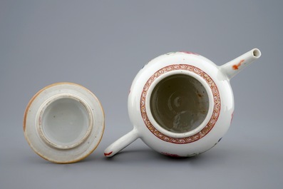 Une th&eacute;i&egrave;re et son couvercle en porcelaine de Chine famille rose, Qianlong, 18&egrave;me